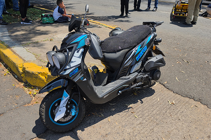 Motocicleta Italika accidentada en la esquina de Avenida Juárez y Ramón Ascencio en Zamora.