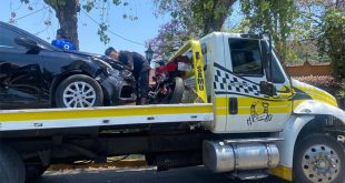 Elementos de Tránsito y Vialidad atendiendo un choque entre una motocicleta roja y un auto negro en Avenida Camelinas.