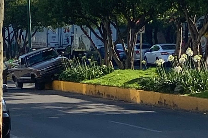 Camioneta accidentada sobre el camellón del Boulevard Agustín Arriaga Rivera en Morelia.