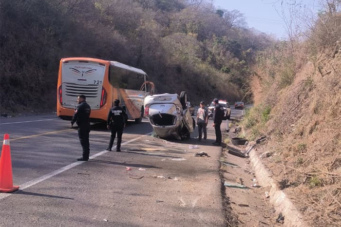 Automóvil compacto volcado en el kilómetro 268 de la autopista Siglo XXI, Michoacán.