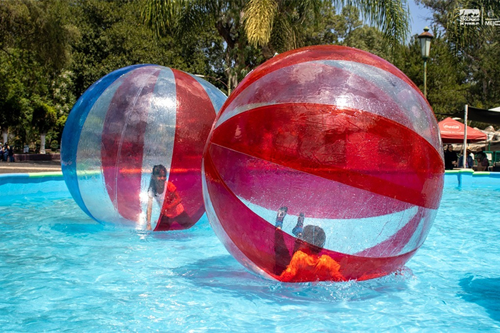 Niños participando en la actividad de burbujas gigantes en el Zoológico de Morelia durante los festejos del Día de la Niñez.