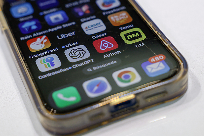 Detalle de la aplicación de Airbnb en un teléfono móvil. Imagen de archivo. EFE/ Mariscal