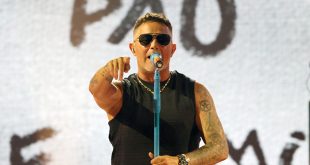 El cantante Alejandro Sanz durante una presentación en vivo de su gira "¿Y ahora qué?".