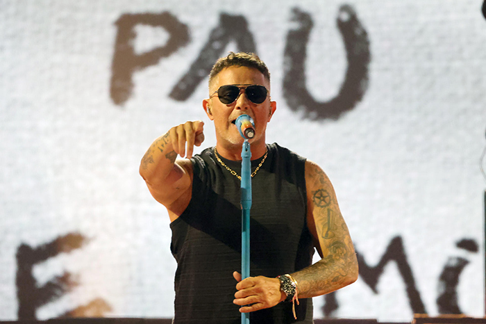 El cantante Alejandro Sanz durante una presentación en vivo de su gira "¿Y ahora qué?".