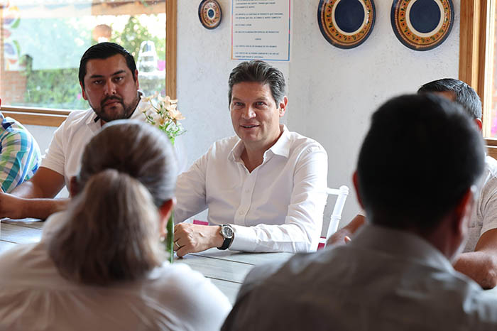 El presidente municipal de Morelia, Alfonso Martínez Alcázar, durante una reunión con liderazgos regionales en Pátzcuaro.