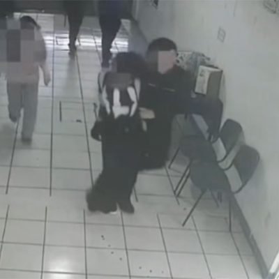 Estudiantes de la preparatoria Antón Makárenko someten y detienen al adolescente presunto responsable del doble feminicidio en Lázaro Cárdenas.