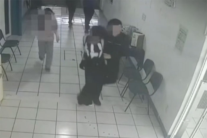 Estudiantes de la preparatoria Antón Makárenko someten y detienen al adolescente presunto responsable del doble feminicidio en Lázaro Cárdenas.