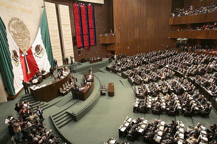 Votación en el pleno de la Cámara de Diputados de México para la reforma constitucional en materia de feminicidio.