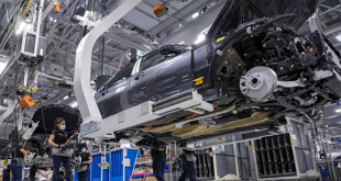 Producción de acero y aluminio en planta industrial para exportación al sector automotriz de EE. UU.