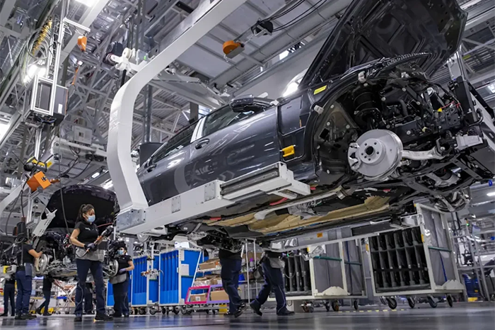 Producción de acero y aluminio en planta industrial para exportación al sector automotriz de EE. UU.