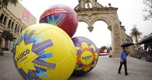 Esculturas de balones monumentales intervenidas por artistas locales en las calles de Guadalajara.