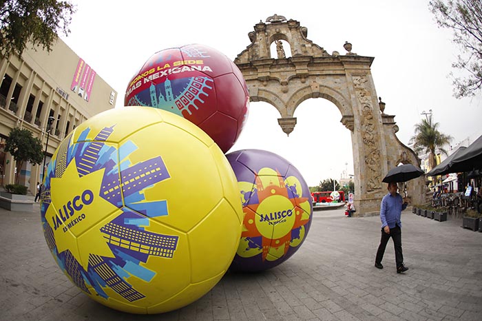 Esculturas de balones monumentales intervenidas por artistas locales en las calles de Guadalajara.