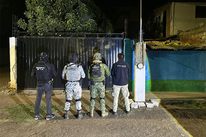 Elementos de la FGE y Guardia Nacional durante un operativo de cateo en Michoacán.