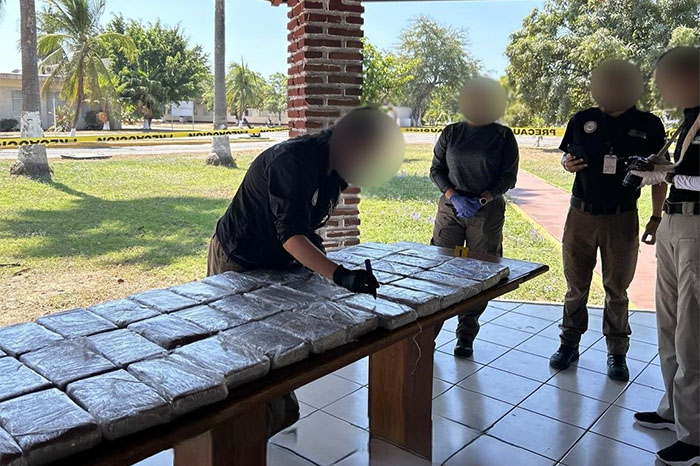 Elementos de la Semar aseguran paquetes de presunta cocaína en una embarcación en Michoacán.