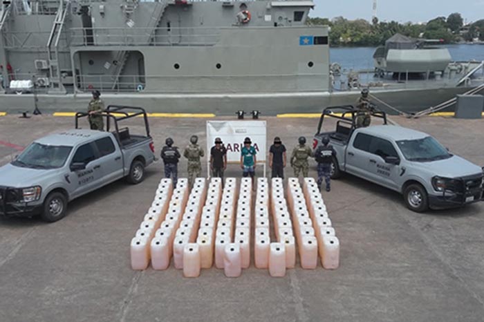 Elementos de la Armada de México resguardando bidones de combustible asegurados en las costas michoacanas.