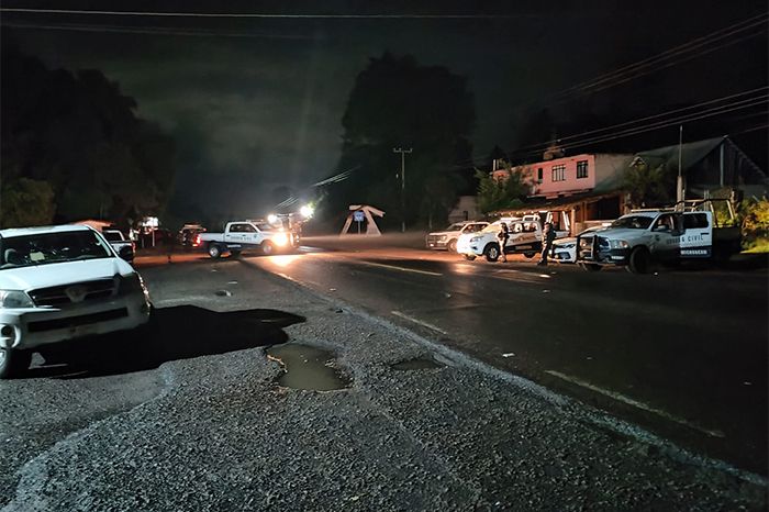 Unidades de la Fiscalía General del Estado y policía municipal resguardando la carretera Morelia-Quiroga tras el asesinato de un oficial.