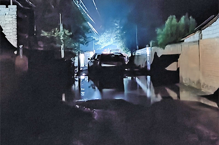 Camión tipo torton recuperado y zona resguardada por la policía en el camino a Sanambo tras el ataque a oficiales de Lagunillas.