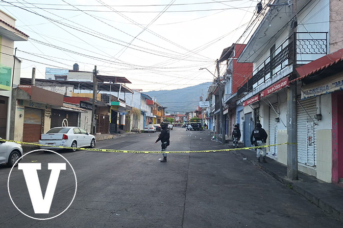 Patrullas de la Guardia Nacional y Policía acordonando zona de ataque armado en Uruapan.
