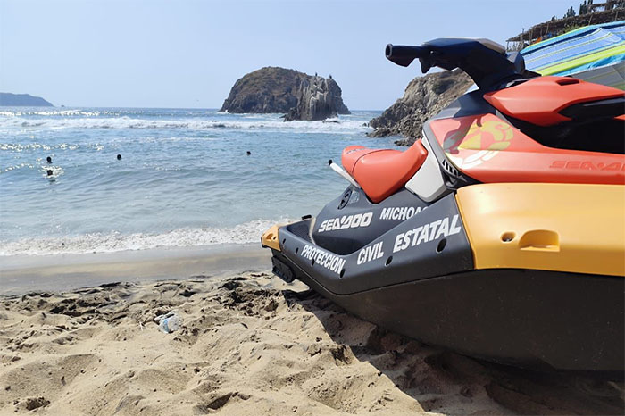 Oleaje elevado en una playa de la costa michoacana durante evento de mar de fondo.