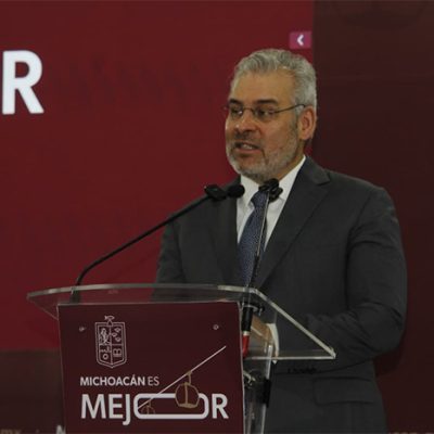 El gobernador de Michoacán, Alfredo Ramírez Bedolla, sosteniendo el oficio del Consejo de Seguridad Nacional sobre soberanía.