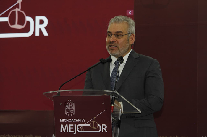 El gobernador de Michoacán, Alfredo Ramírez Bedolla, sosteniendo el oficio del Consejo de Seguridad Nacional sobre soberanía.