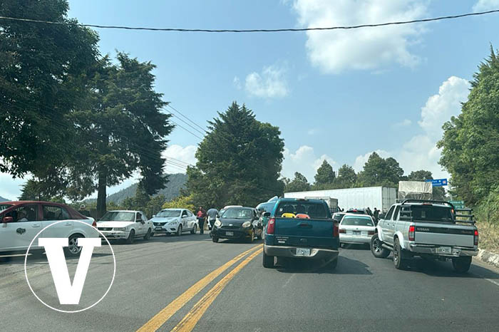 Tráiler y autobús atravesados en la desviación a Los Reyes, bloqueando la carretera Uruapan-Paracho.