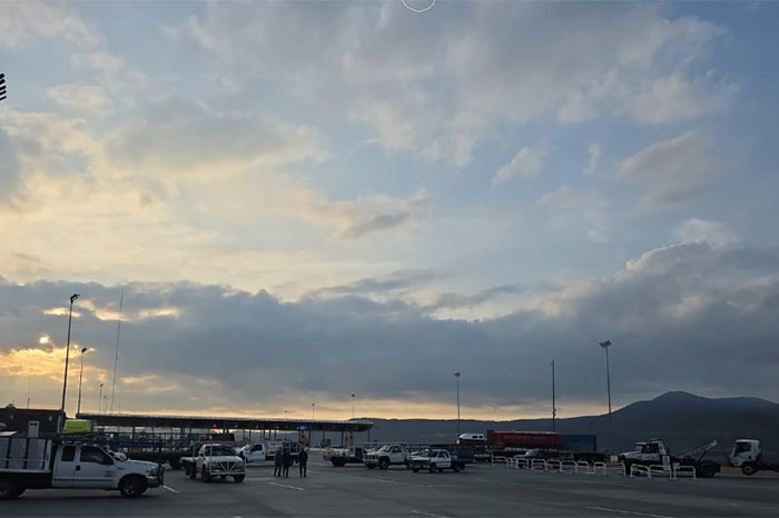 Bloqueo de circulación en carretera federal de Michoacán con presencia de autoridades.