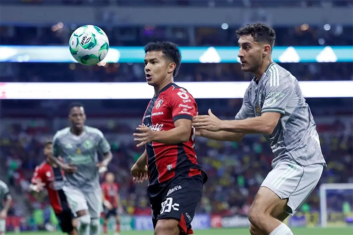 Camilo Vargas festejando tras atajar un penalti en el partido América vs Atlas en el Estadio Azteca.