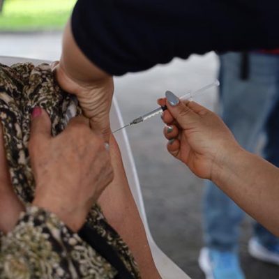 Personal de salud aplicando vacunas a la población en un centro de salud de la SSM en Michoacán.
