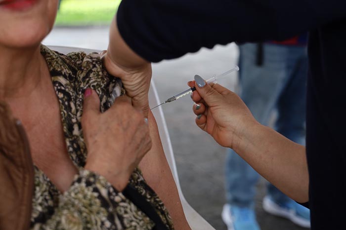 Personal de salud aplicando vacunas a la población en un centro de salud de la SSM en Michoacán.
