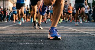 Primer plano de corredores con tenis Adidas participando en la Carrera Adidas 2026 en Morelia.