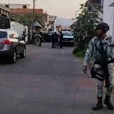 Elementos de la FGE y Guardia Nacional durante el cateo en el domicilio de Nacho Campos en Uruapan.