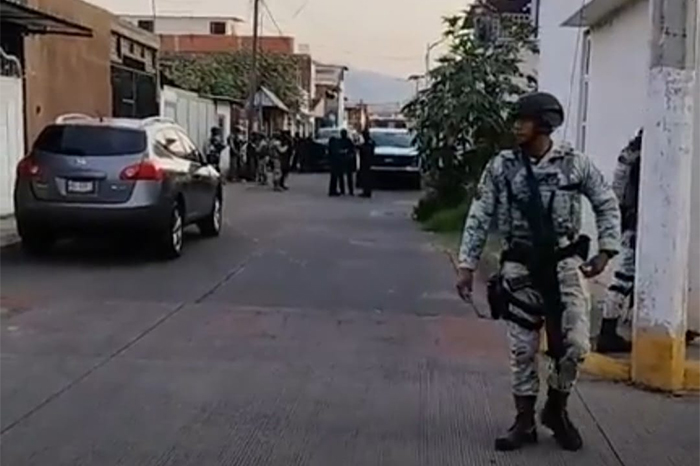 Elementos de la FGE y Guardia Nacional durante el cateo en el domicilio de Nacho Campos en Uruapan.