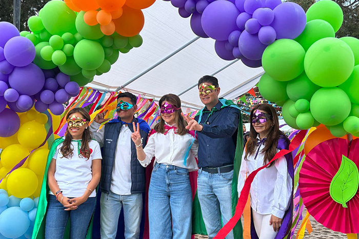 Niñas y niños de la tenencia de Cuto de la Esperanza conviviendo con Alfonso Martínez y Paola Delgadillo durante el programa Héroes por la Paz.