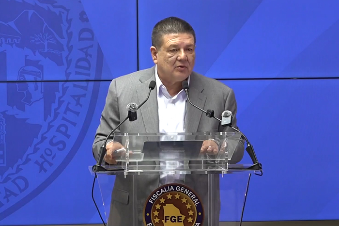 El ex fiscal César Jáuregui durante la conferencia de prensa donde anunció su renuncia irrevocable a la FGE de Chihuahua.