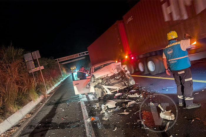Vehículo blanco accidentado y abandonado en la autopista Siglo XXI Michoacán.