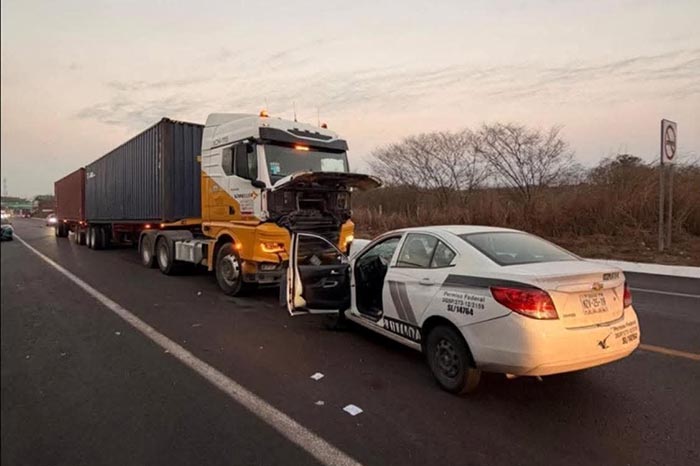 Accidente vehicular en el kilómetro 282 de la autopista Siglo XXI, tramo Las Cañas - Lázaro Cárdenas.