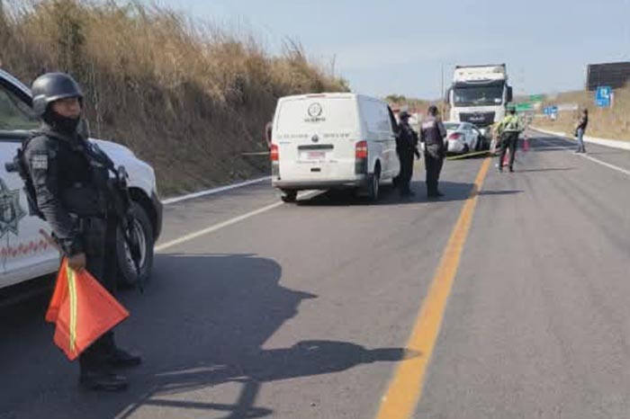 La circulación fue cerrada en ambos sentidos tras el impacto entre un camión de carga y un vehículo particular.