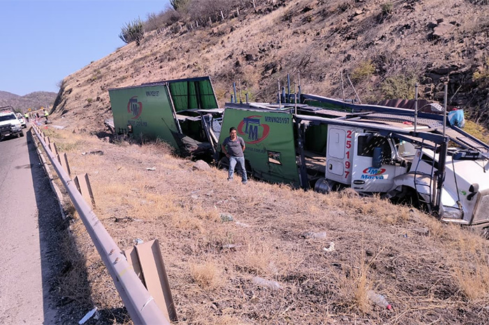 Accidente de unidades de carga pesada en el kilómetro 220 de la autopista Siglo XXI Michoacán.