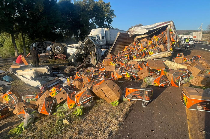 Accidente de tres tractocamiones en la autopista México-Guadalajara a la altura de Panindícuaro.