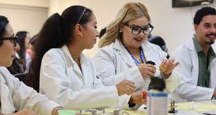 Estudiantes de Odontología de la UNLA en taller práctico Hands On durante el Ciclo de Conferencias.
