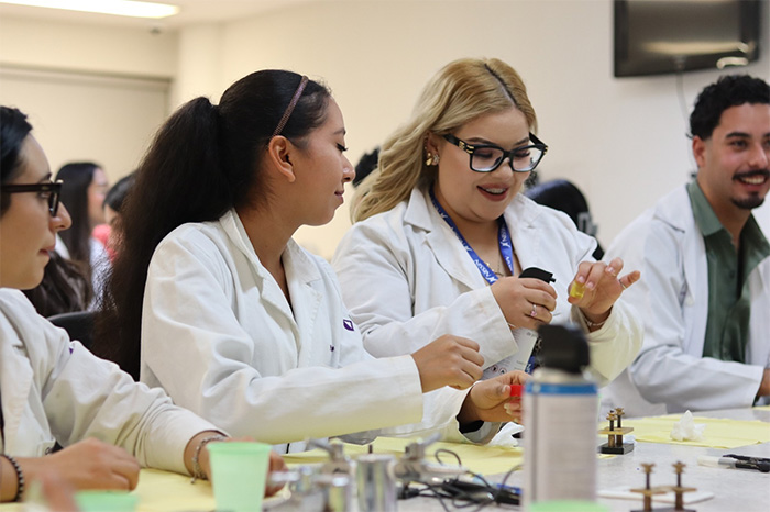 Estudiantes de Odontología de la UNLA en taller práctico Hands On durante el Ciclo de Conferencias.