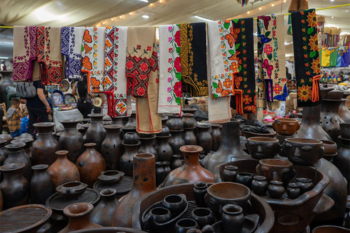 Gran Tianguis Artesanal de Uruapan Michoacán piezas de alfarería y textiles.
