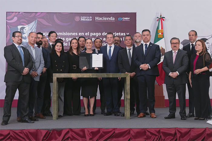 Claudia Sheinbaum y funcionarios de Hacienda en la presentación del acuerdo para reducir comisiones en gasolina.