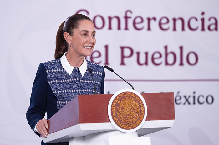 Claudia Sheinbaum Pardo, presidenta de México, durante la Mañanera del Pueblo anunciando medidas para migrantes.