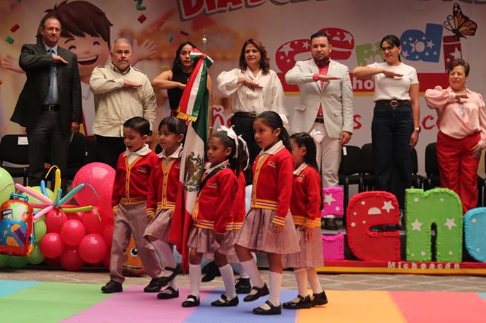 Diputados de la 76 Legislatura de Michoacán conviviendo con niñas y niños durante la celebración del proyecto CENDI.