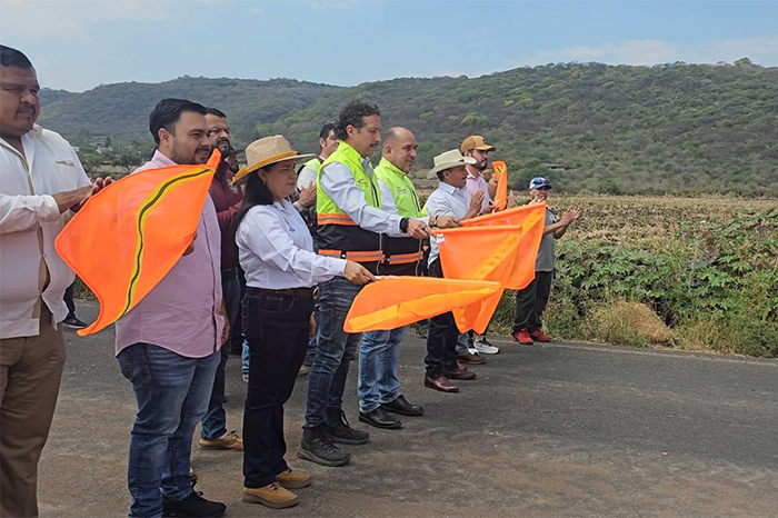 Autoridades federales y municipales dando el banderazo de inicio a las obras de pavimentación en el camino Penjamillo-Zerecuato.