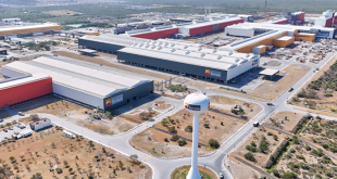 Vista aérea de una planta siderúrgica con emisiones de vapor en la zona industrial de Nuevo León.