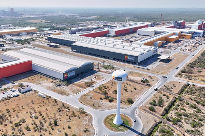 Vista aérea de una planta siderúrgica con emisiones de vapor en la zona industrial de Nuevo León.