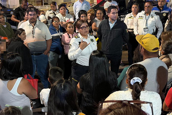 Pablo Alarcón Olmedo en reunión con vecinos del fraccionamiento Camponubes en Morelia.